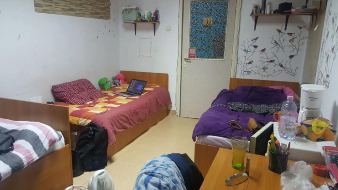 Studenții dorm cu ploșnițe și gândaci în cămine, în timp ce România (re)Educată se plimbă la Washington