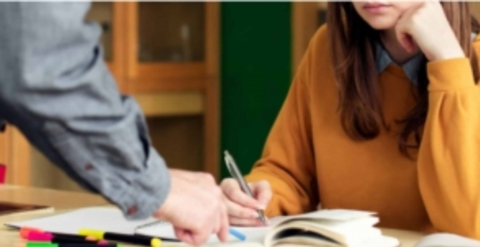 Director de școală și consilier local PSD, sex cu o elevă de 15 ani