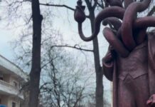 Cine răspunde pentru amplasarea statuii Hidra în fața grupului statuar al Voievozilor Români?