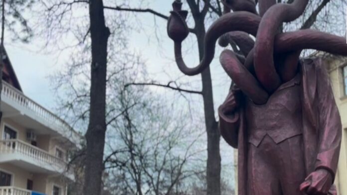 Cine răspunde pentru amplasarea statuii Hidra în fața grupului statuar al Voievozilor Români?