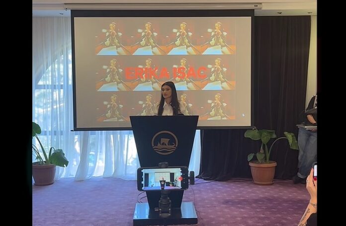 Ce ne facem fetelor?! De 8 Martie a apărut și ”Taylor Swift de România”. O cheamă Erika și cântă cu pu.. și pi…!