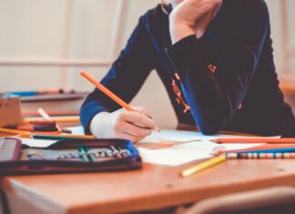 Dezastru în sistemul de educație, îmbogățirea meditatorilor. Un profesor din Timiș a câștigat 575 000 de lei într-un singur an!