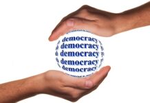 Oamenii nu mai au încredere în democrații și în instituțiile democratice