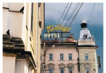 Vicepremierul Ungariei a inaugurat noua cladire a Universitatii Sapientia in fostul hotel Melody.Emil Boc a refuzat sa o cumpere