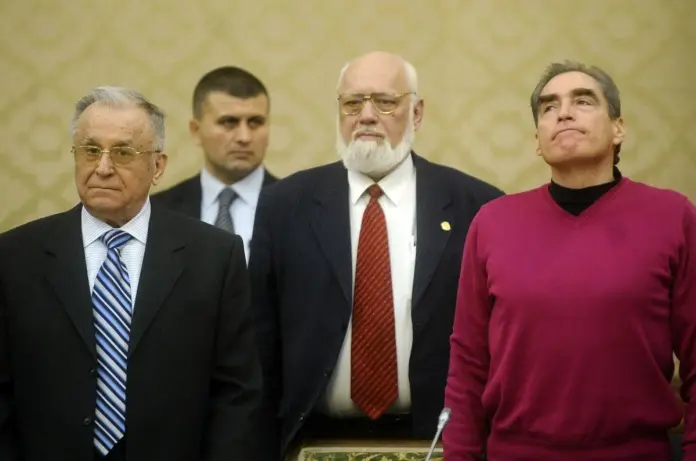 Înalți demnitari români, cu spatele la zid