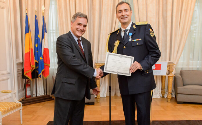 În pat cu dușmanul