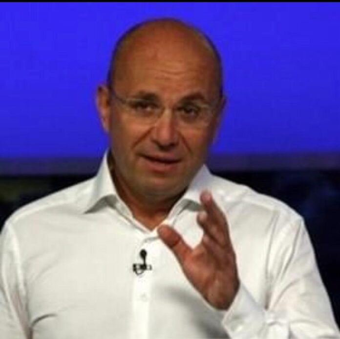 Gușă: Suveraniștii cheamă românii în stradă pentru proteste. E foarte bine, dar aveți grijă că unii dintre cei ce vă cheamă azi, v-au solicitat să stați în case după decizia CCR din 6 decembrie. Poate doar au greșit sau poate sunt ”securici”!