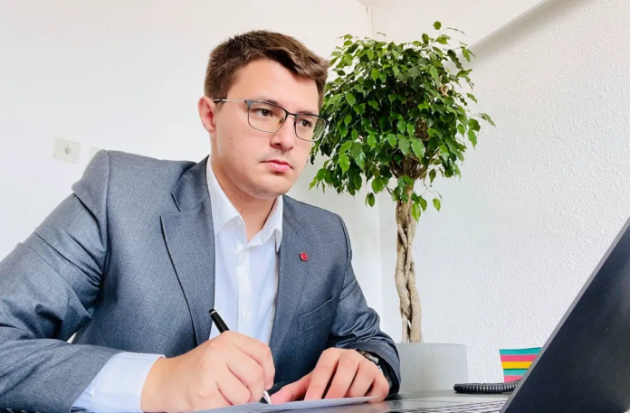 Civicul băcăuan Cristian Ghingheș „pedalează” împotriva lui Viziteu