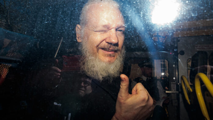 Julian Assange și-a câștigat libertatea printr-un acord cu SUA: va pleda vinovat la toate acuzațiile penale / A părăsit închisoarea Belmarsh, după 1901 zile