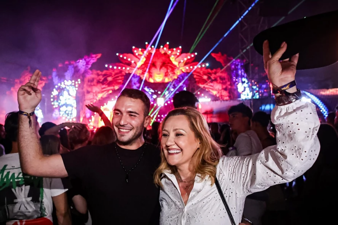 Andrei Guşă: UNTOLD se postează ca vârful românesc de lance al curentului progresist, chiar în fața Global Records. Elena Lasconi se ține de potlogării!