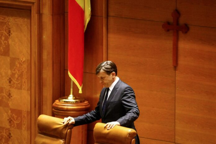 Crin Antonescu îi propune pe Hellvig sau Bolojan în locul lui Ciucă. Atac indirect dur la Iohannis!