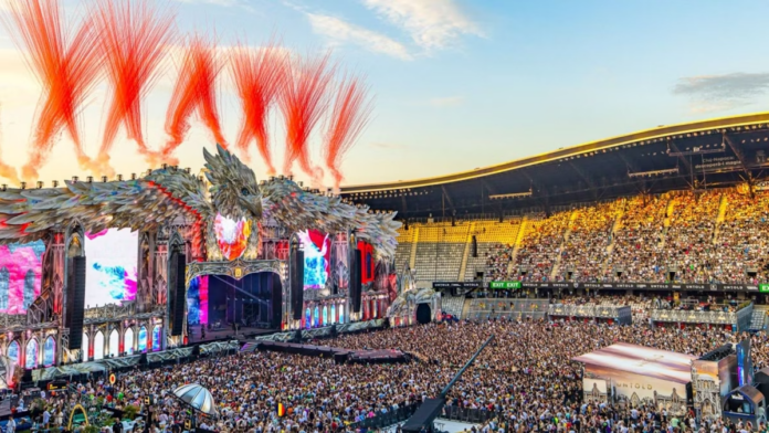 Gușă: Pentru toți cei ce-ați fost la UNTOLD, și nu v-ați revoltat de ce-ați văzut, vă transmit disprețul meu, la pachet cu o … ”plăcuță suedeză”, c-am văzut că vă place! Ciucă și Lasconi, extaziați și uniți de aberațiile de la Cluj.