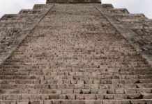 Cum e condusă azi lumea euroatlantică, cu vot inutil și democrație mimată. Un profesor american face radiografia ororii!