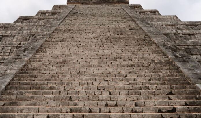 Cum e condusă azi lumea euroatlantică, cu vot inutil și democrație mimată. Un profesor american face radiografia ororii!