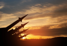 Genocidul în prim-plan, Războiul Mondial în fundal