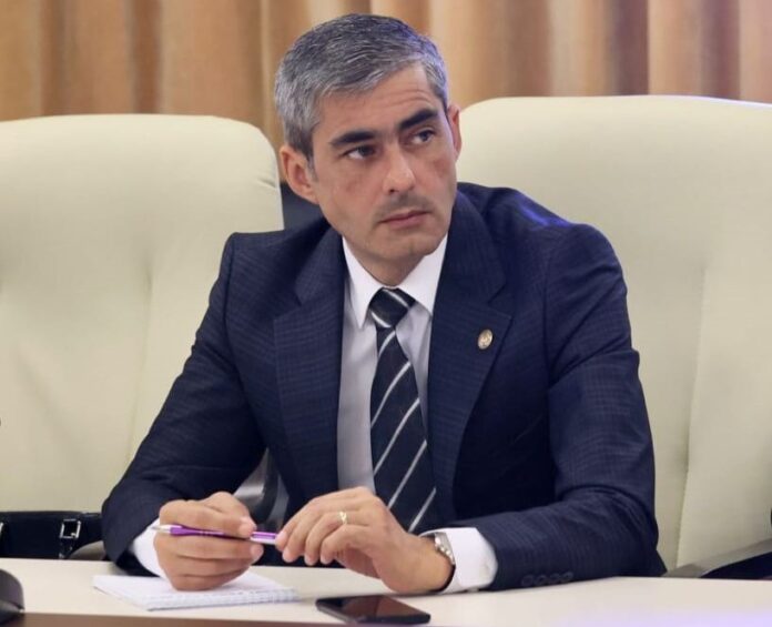 Dosar de candidat – Dumitru Lucian Lungoci, PSD. Motto – „Eu deputat în parlament, soția consultant pentru primărie, bani de la stat să fie.”