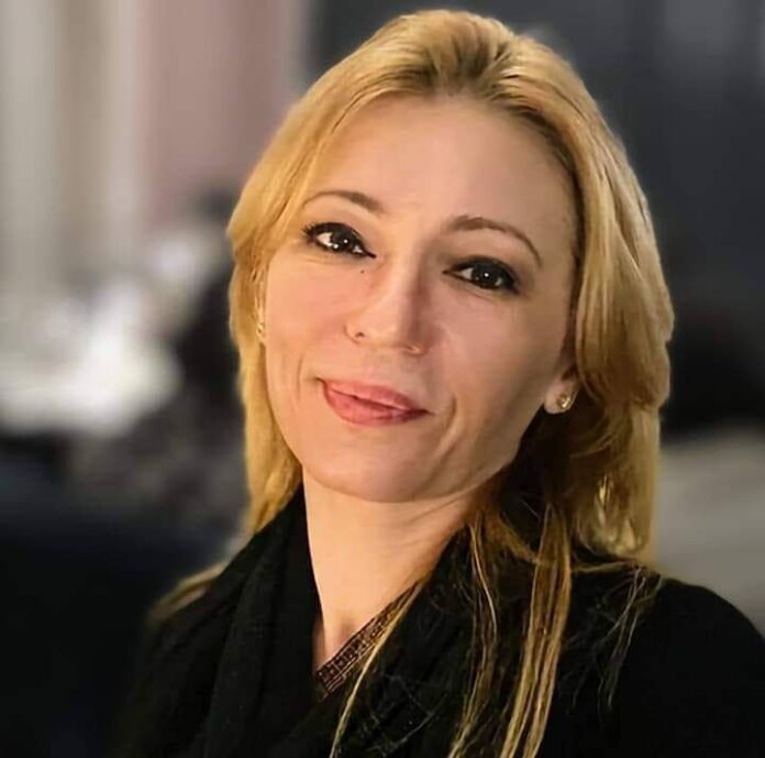 Elena Radu: Dragi candidați la președinție, daca din decizia CCR va reieși că a dat iar cu bata în baltă și e pe lângă Constituție, în semn de solidaritate și de candidați la funcția de președinte al României, cu coloana vertebrală și cu Constituția in suflet, va retrageți toți candidaturile ca sa se reorganizeze alegerile astea?