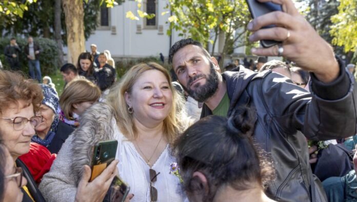 Politicienii la Sfânta Parascheva: Unii în mijlocul mulțimii, alții apărați de bodyguarzi