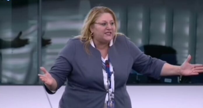 România, stat totalitar?! Europarlamentarei Diana Șoșoacă nu i-a fost permis accesul la Parchetul General