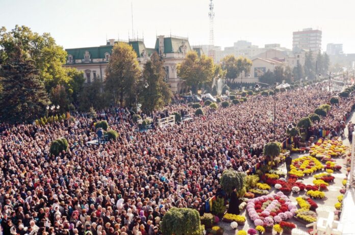 Adrian Severin: Falsa alertă de securitate primită în timpul pelerinajului la Sf. Parascheva demonstrează faptul că Ambasada SUA din România lucrează împotriva intereselor Statelor Unite