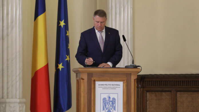 De la Iohannis, decorații “fără număr”! Sute de ofițeri ai serviciilor secrete, armatei, poliției, plus medici, actori, universitari, “armata de răsplătiți” ai Faraonului-Împărat
