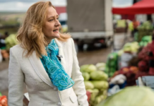 Lelia Munteanu a compus ”Maneaua lui Lasconi”! ”Nu pui botu la vrăjeală/- Preşedinta ideală/ Eşti o fată din popor/ Lui Ciolacu-i dai omor/ Că în simplitatea ta/ L-ai citit pe Derrida! ”