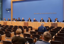 Guvernul german a fost luat ieri la bani mărunți de ziariști, într-o conferință de presă în care purtătorul de cuvînt al ministerului de Externe, Sebastian Fischer, a fost solicitat să comenteze situația incredibilă produsă de anularea alegerilor din România. Întrebare ziarist german: ”În România, Curtea Constituțională a anulat primul tur al alegerilor prezidențiale în urma unor plângeri bazate pe informații ale serviciilor secrete cu privire la o presupusă influență rusă prin intermediul videoclipurilor TikTok, care au fost până acum aproape imposibil de verificat. Candidatul liberal la turul doi, Lasconi, care este considerată proeuropeană, a calificat decizia drept ilegală. Câștigătorul primului tur de scrutin, Georgescu, a vorbit despre o lovitură de stat. Informațiile serviciilor de informații publicate până în prezent nici măcar nu menționează Rusia ca actor. În acest context, aș fi interesat să aflu care este evaluarea politică a guvernului german cu privire la anularea unor alegeri cu referire la o campanie TikTok, având în vedere viitoarele alegeri parlamentare?” Sebastian Fischer: ”Cred că mi-ar fi greu să comentez de aici ordinea constituțională a României. A existat o decizie a Curții Constituționale, care, ca toate deciziile instanțelor constituționale, trebuie respectată. În acest sens, justiția română a ajuns la concluzia că a existat ingerință electorală în primul tur de scrutin și a luat deciziile necesare din punctul său de vedere”. Întrebare ziarist german: ”Colegii noștri de la Deutsche Welle descriu Curtea Constituțională a României drept o extensie a establishmentului politic, în timp ce Deutschlandfunk o descrie drept o slugă a Partidului Social Democrat, și este deja clar că au existat o serie de probleme și interferențe politice. Am fost în BPK(organizație media germană n.n.) suficient de mult timp pentru a-mi aminti că ați adoptat o poziție foarte clară cu privire la disputa pentru putere dintre Maduro și Guaidó, inclusiv cu privire la deciziile Curții Constituționale din Caracas. Prin urmare, nu văd de ce ar trebui să fie atât de diferit acum în cazul Bucureștiului. Guvernul german își va fi format o opinie cu privire la acest act cu adevărat unic de anulare completă a alegerilor cu referire la câteva mii de conturi TikTok – pe care mulți îl numesc un act istoric?” Sebastian Fischer: ”România este un stat constituțional și o democrație. Acest lucru este în contrast cu situația pe care o vedem în Venezuela”. (B.T.I.)