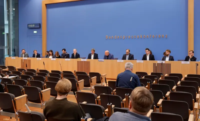 Guvernul german a fost luat ieri la bani mărunți de ziariști, într-o conferință de presă în care purtătorul de cuvînt al ministerului de Externe, Sebastian Fischer, a fost solicitat să comenteze situația incredibilă produsă de anularea alegerilor din România. Întrebare ziarist german: ”În România, Curtea Constituțională a anulat primul tur al alegerilor prezidențiale în urma unor plângeri bazate pe informații ale serviciilor secrete cu privire la o presupusă influență rusă prin intermediul videoclipurilor TikTok, care au fost până acum aproape imposibil de verificat. Candidatul liberal la turul doi, Lasconi, care este considerată proeuropeană, a calificat decizia drept ilegală. Câștigătorul primului tur de scrutin, Georgescu, a vorbit despre o lovitură de stat. Informațiile serviciilor de informații publicate până în prezent nici măcar nu menționează Rusia ca actor. În acest context, aș fi interesat să aflu care este evaluarea politică a guvernului german cu privire la anularea unor alegeri cu referire la o campanie TikTok, având în vedere viitoarele alegeri parlamentare?” Sebastian Fischer: ”Cred că mi-ar fi greu să comentez de aici ordinea constituțională a României. A existat o decizie a Curții Constituționale, care, ca toate deciziile instanțelor constituționale, trebuie respectată. În acest sens, justiția română a ajuns la concluzia că a existat ingerință electorală în primul tur de scrutin și a luat deciziile necesare din punctul său de vedere”. Întrebare ziarist german: ”Colegii noștri de la Deutsche Welle descriu Curtea Constituțională a României drept o extensie a establishmentului politic, în timp ce Deutschlandfunk o descrie drept o slugă a Partidului Social Democrat, și este deja clar că au existat o serie de probleme și interferențe politice. Am fost în BPK(organizație media germană n.n.) suficient de mult timp pentru a-mi aminti că ați adoptat o poziție foarte clară cu privire la disputa pentru putere dintre Maduro și Guaidó, inclusiv cu privire la deciziile Curții Constituționale din Caracas. Prin urmare, nu văd de ce ar trebui să fie atât de diferit acum în cazul Bucureștiului. Guvernul german își va fi format o opinie cu privire la acest act cu adevărat unic de anulare completă a alegerilor cu referire la câteva mii de conturi TikTok – pe care mulți îl numesc un act istoric?” Sebastian Fischer: ”România este un stat constituțional și o democrație. Acest lucru este în contrast cu situația pe care o vedem în Venezuela”. (B.T.I.)