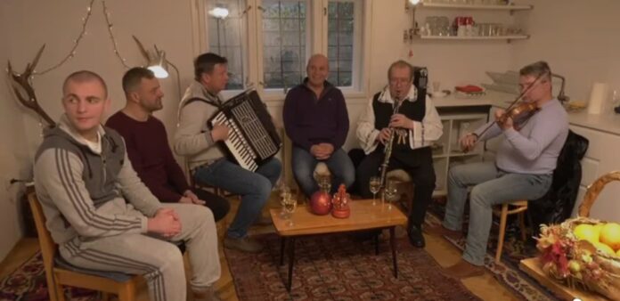 Colindul lui Dumitru Fărcaș pentru toți românii. SOLIDNEWS vă urează sărbători în liniște și pace!