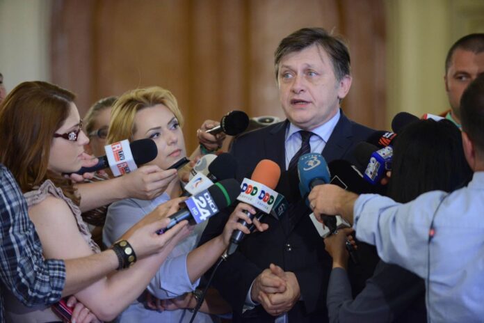 “Legea lui Crin”, cea care l-a propulsat mereu în carieră pe fostul lider PNL, are legătură cu evreii și legionarii! Ce scria acum 9 ani Ion Spânu