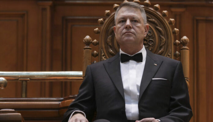 LE FIGARO (Franța) face praf mandatele lui Iohannis și-l consideră responsabil de criza democrației din România!