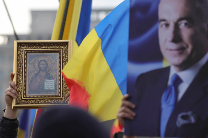 „Turul doi, înapoi”. Mii de susținători pro-Georgescu au protestat în fața Parlamentului. După cinci ore, o parte din ei s-au mutat pentru scurt timp la guvern / Principalele momente și declarații – FOTO/VIDEO