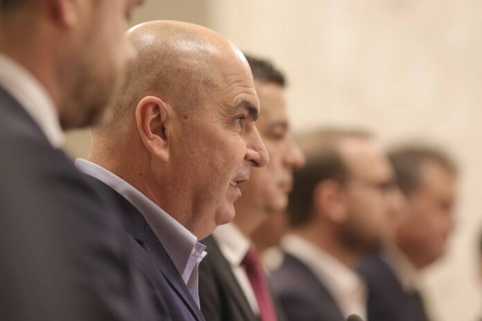 Bolojan începe în forță reducerea de cheltuieli bugetare: 200 de posturi desființate la Senat!