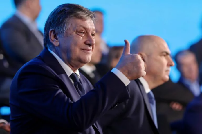 G4MEDIA: Crin Antonescu a avut blocat postul de profesor titular de istorie timp de 24 de ani, la unul dintre cele mai bune licee din Tulcea / Klaus Iohannis și-a blocat postul 17 ani, la Sibiu!