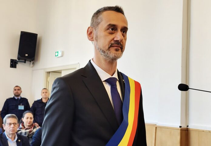 Primarul orașului Slatina, acuzat de Curtea de Conturi că primea două salarii întregi când lucra la primăria Sectorului 5