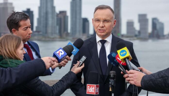 INPOLITICS: Președintele Poloniei îndeamnă la proteste de stradă dacă se anulează alegerile ca-n România!