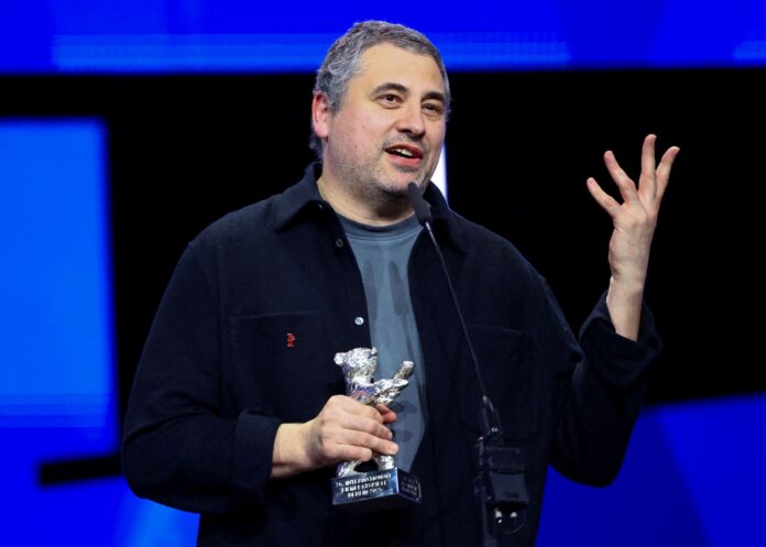 Regizorul Radu Jude câștigă Ursul de argint la Berlin! Interviu în CAȚAVENCII: “Pendulăm isteric între adorația de sine și văicăreală!”