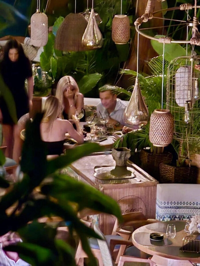 Laura Vicol și Sorin Grindeanu, petrec împreună într-un restaurant de lux!