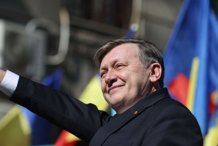 Antonescu, spumos și autoironic: ”În atâția ani de politică, nimeni nu m-a făcut prost, până la Elena Lasconi!”