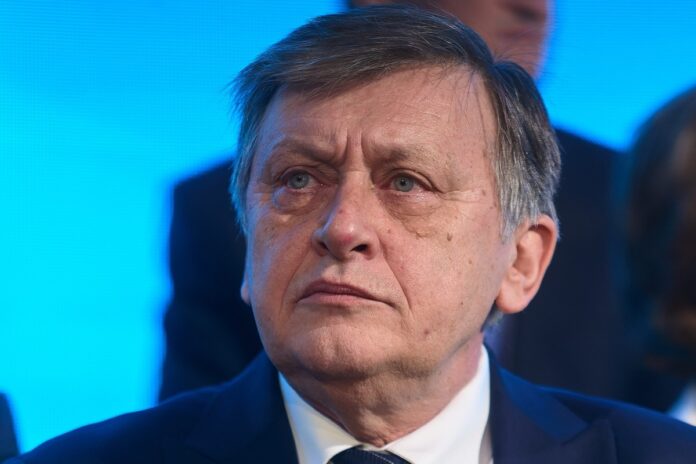 Crin Antonescu: “ Ponta, Ghiță și alți securiști din operetă nu prea mai contează, sper ca asemenea dăunători să iasă natural din viața publică a României!”