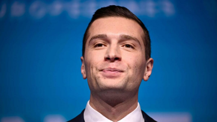 Cine este Jordan Bardella (29 de ani), cel ce-o înlocuiește la prezidențiale pe mătușa sa, Marine Le Pen. Cum se fabrică un candidat!