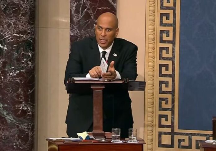 America e razna! Un senator a rostit un discurs-maraton de 25 de ore împotriva lui Trump