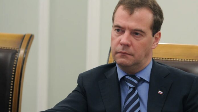 Medvedev dă verdictul după taxele impuse de Trump: ”Așteptăm cadavrul inamicului să plutească pe lângă noi! Cadavrul în descompunere al economiei UE.”