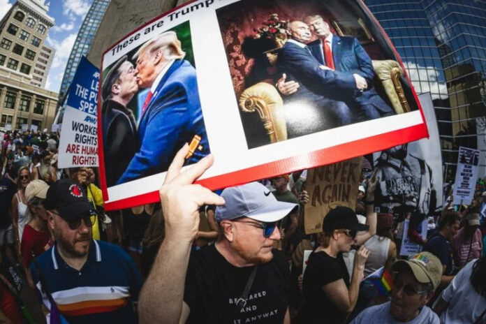 Milioane de americani au protestat contra lui Trump și a preluării puterii în SUA de către miliardari: ”Jos mâinile!”