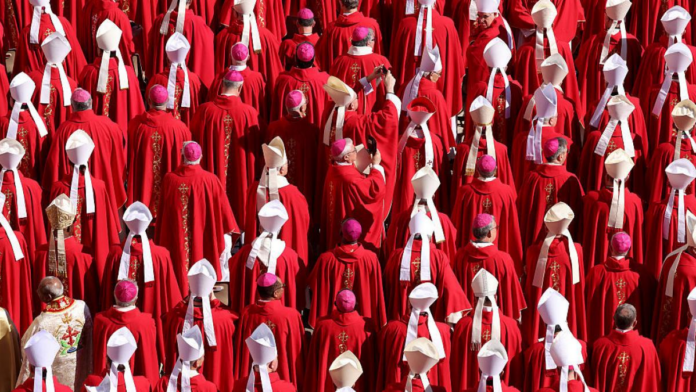 Cine este Raymond Burke, cardinalul american pe care Trump îl vrea ales ca Papă