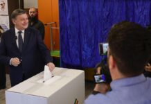 Discursul scurt, dar memorabil, prin care Crin Antonescu părăsește alegerile: ”Îmi pare rău, a fost o onoare, plec cu fruntea sus!”