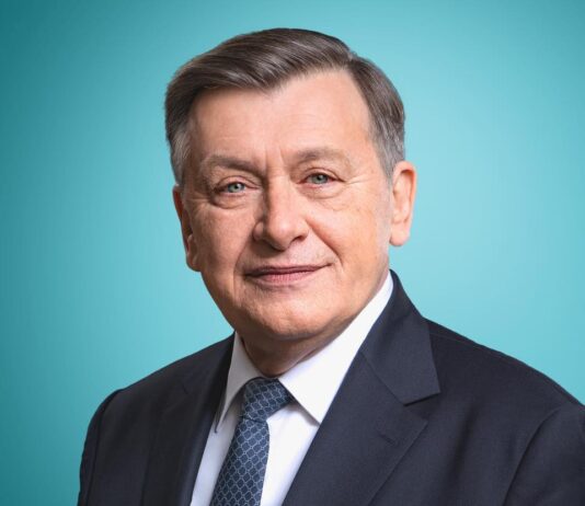 Crin Antonescu, la aniversarea PNL: Bolojan, Ciucu, lingători de clanțe, au pus de-o farsă sub bagheta lui conu Stelică!