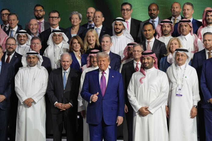 Titanii afacerilor îl întâmpină pe Donald Trump în Arabia Saudită