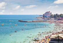 Litoralul românesc a fost manelizat. Turiștii liniștiți sunt alungați de boxele date la maximum!