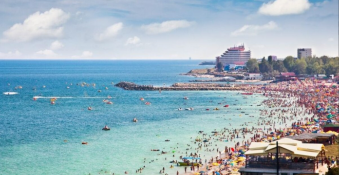 Litoralul românesc a fost manelizat. Turiștii liniștiți sunt alungați de boxele date la maximum!